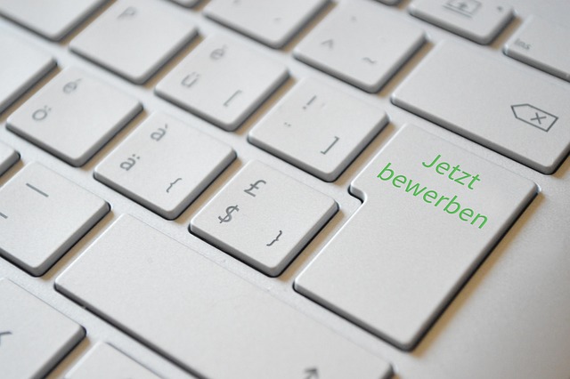 online vzdelávací materiál zobrazený na notebooku