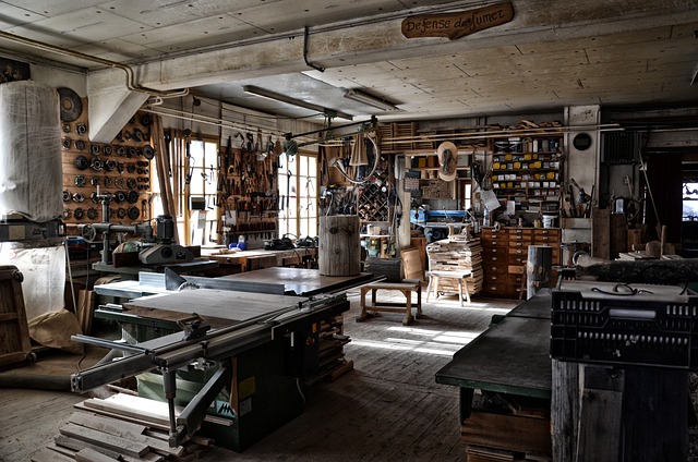 lektor vedie vzdelávací workshop v horskom prostredí